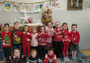 Radosne dzieci ubrane w świąteczne swetry