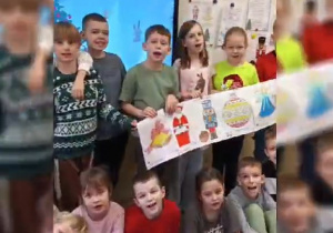 Uśmiechnięte dzieci z długim obrazkiem