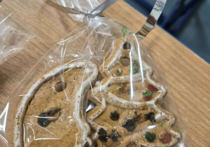 Udekorowane pierniczki w folii, zawiązane wstążką