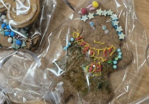 Udekorowane pierniczki w folii, zawiązane wstążką