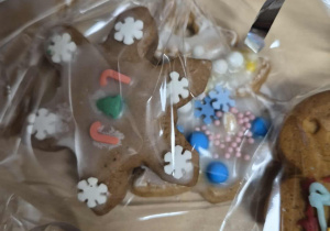 Udekorowane pierniczki w folii, zawiązane wstążką