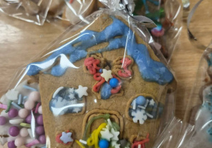 Udekorowane pierniczki w folii, zawiązane wstążką