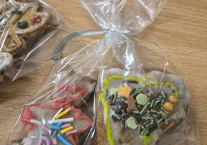 Udekorowane pierniczki w folii, zawiązane wstążką