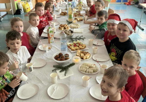 Radosne dzieci siedzą przy stole