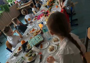 Radosne dzieci siedzą przy świątecznym stole