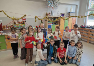 Radosne dzieci ustawione do zdjęcia grupowego