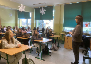 Prelegentka prezentuje przybory higieny osobistej