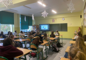 Prelegentka omawia przygotowaną prezentację