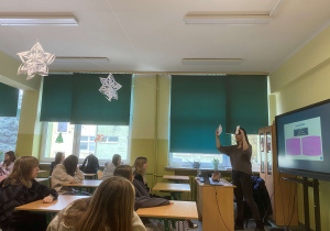 Prelegentka omawia układ rozrodczy kobiety