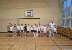 Karateka z dziećmi pozuje do zdjęcia