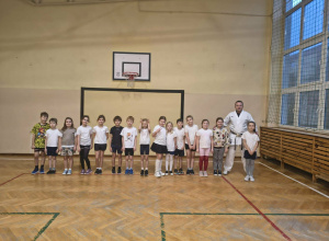 KLASA 2B POZNAJE TECHNIKI KARATE