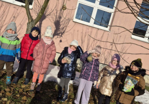 Dzieci z karmą dla ptaków