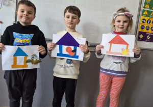 Dzieci z rysunkami karmników