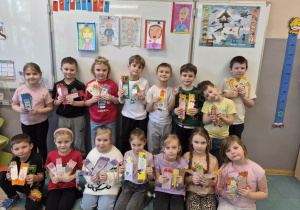 Dzieci z prezentami dla dziadków