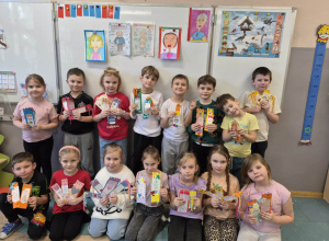 Uczniowie z klasy 1 b przygotowali dla swoich Babć i Dziadków zakładki do książek.