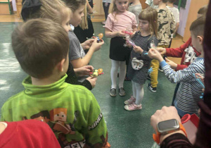 Grupa małych dzieci