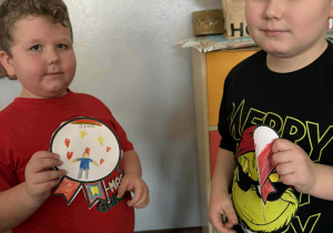 Dzieci z medalami życzliwości