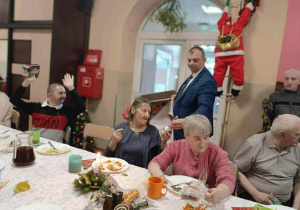 Starsi ludzie siedzą przy stole