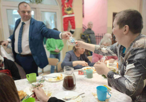 Starsi ludzie siedzą przy stole