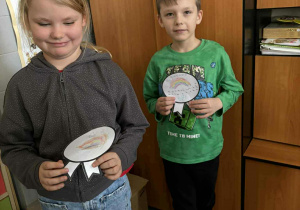 Dzieci z medalami życzliwości