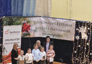 Dzieci na scenie przy mikrofonach