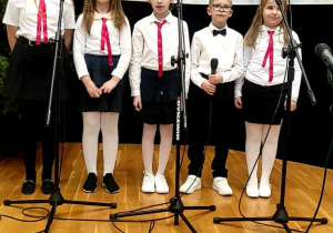 Dzieci na scenie przy mikrofonach