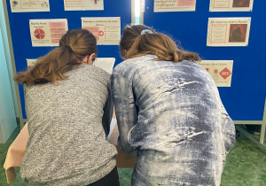 Uczennice wypełniają test wiedzy.