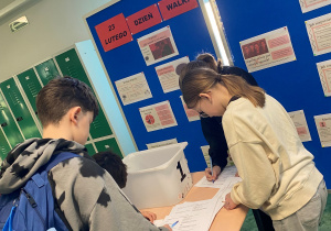 Uczenniowie wypełniają test wiedzy.