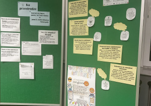 Ekspozycja o zasadach bezpiecznego surfowania w sieci i napisem Ku przestrodze