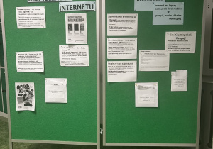 Ekspozycja z napisem Dzień bezpiecznego Internetu oraz kartki z zasadami właściwych zachowań w sieci
