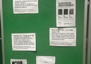 Ekspozycja z napisem Dzień bezpiecznego Internetu oraz kartki z zasadami właściwych zachowań w sieci