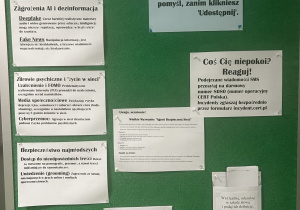Ekspozycja z napisem Ku przestrodze i zasadach bezpiecznego surfowania w sieci