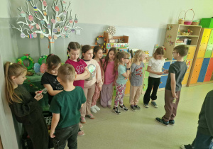 Chłopcy dają prezenty dziewczynkom