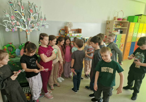 Chłopcy wręczają prezenty dziewczynkom