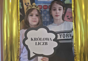 Dzieci z tabliczkami pozują do zdjęcia