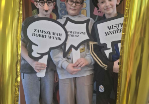 Dzieci z tabliczkami pozują do zdjęcia