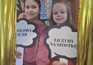 Dzieci z tabliczkami pozują do zdjęcia