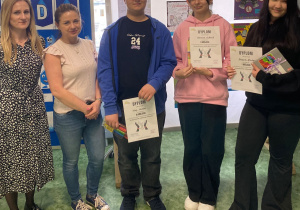 Laureaci konkursu wraz z organizatorami konkursu