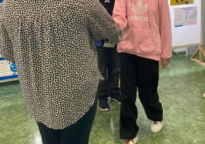 Pani wicedyrektor wręcza dyplom uczennicy