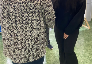 Pani wicedyrektor wręcza dyplom uczennicy