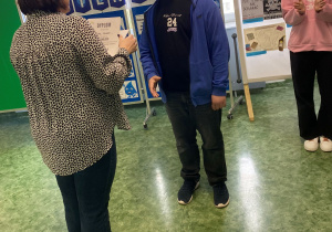 Pani wicedyrektor wręcza dyplom uczniowi