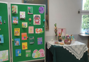 Wystawa prac uczniów rysunków i rzeźb jajek wielkanocnych