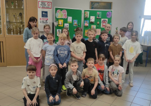 Uśmiechnięte dzieci z kobietą