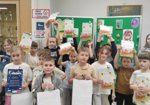 Dzieci pokazują swoje dyplomy