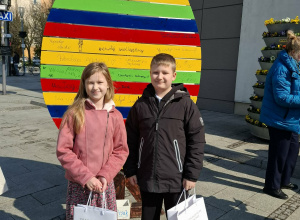 Uczniowie klasy 3c Łucja Wagner i Aleksander Piotrowski reprezentowali naszą szkołę na Pikniku Wielkanocnym