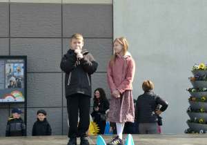 Dziewczynka z chłopcem stoją na scenie