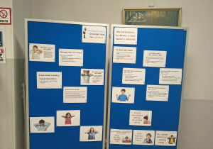 Niebieska tablica z napisem "Nie hałasujemy, bo dbamy o nasz spokój i zdrowie.