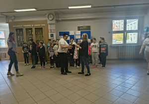 Kobiety wręczają nagrody grupie uczniów