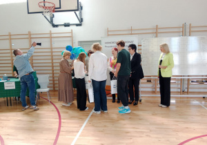 Uczniowie odbierają nagrody od organizatorów