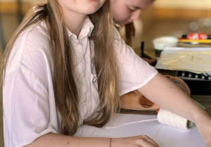 Dziewczynki siedzą przy stoliku